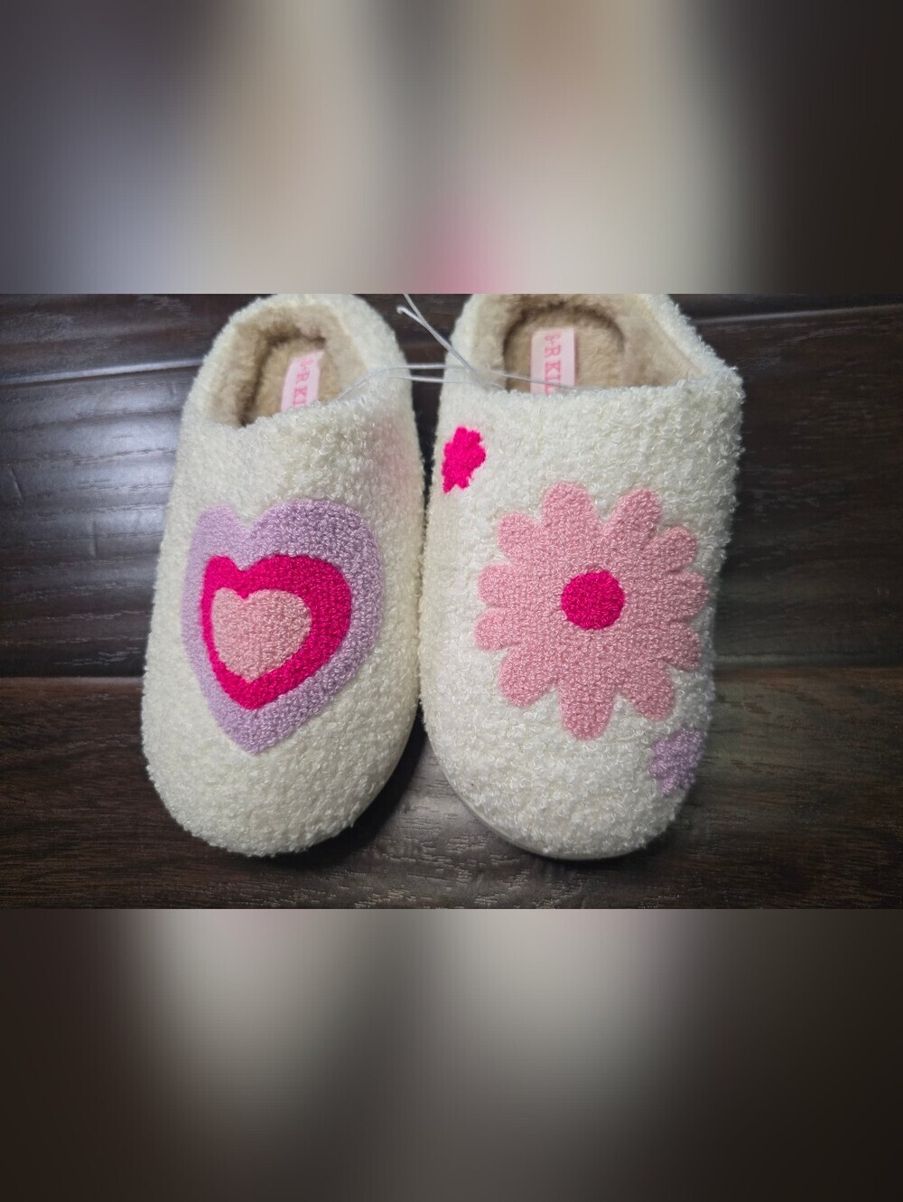 NWOT Girls Plush Cozy Trendy Retro Slip On House Shoes Big Kid 4
